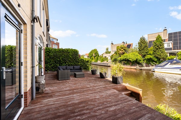Foto - Verkocht onder voorbehoud: wonen aan het water met luxe, rust en een eigen aanlegsteiger!